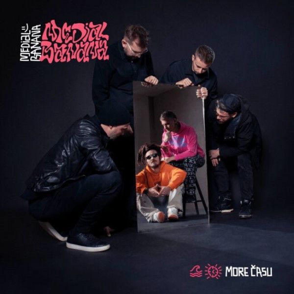 MEDIAL BANANA: MORE CASU